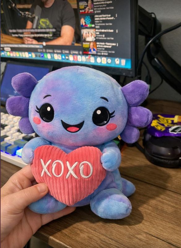XOXO, el peluche de axolotl morado